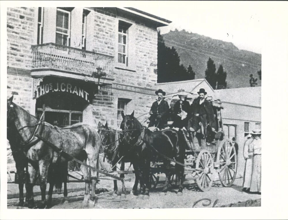 Coach leaving Dunstan Hotel