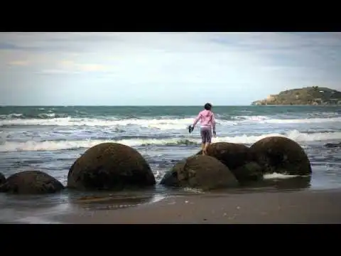 The Moeraki boulders - Roadside Stories