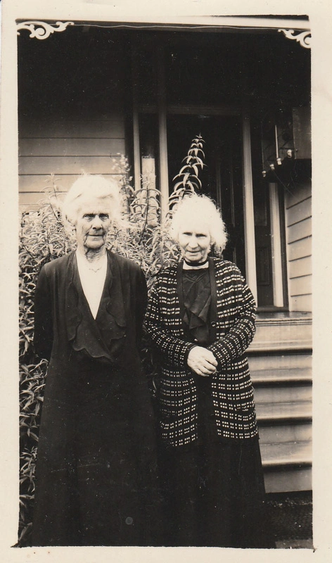 Mariamne Harris Buckland and her sister Phoebe Ethel Buckland.