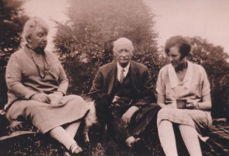 Mary Anne Young, her husband Thomas Terah Ventom and one of their daughters, either Ethel, Dora, Emily, Julia Fanny, Bertha or Rosa.