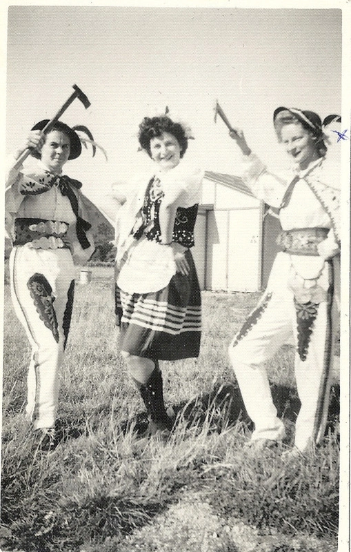 Photograph of 3 polish ladies in national costume
