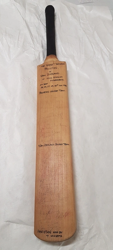 Cricket bat: Duncan Fearnley 'The Magnum' circa 1984