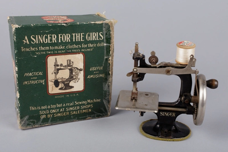 Sewing machine, Child's, Singer