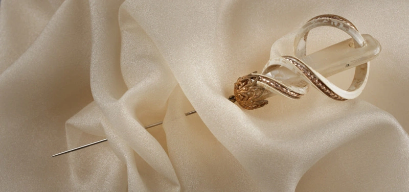 Hat pin, Pearlised with gold scroll