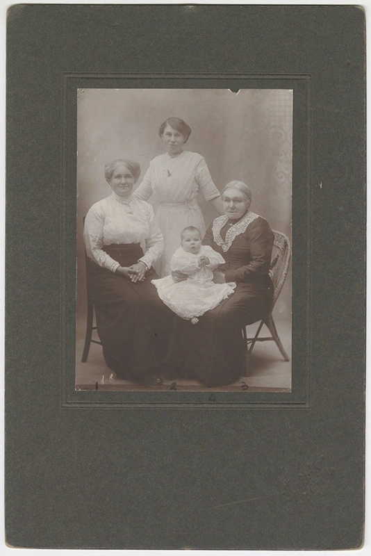 Photograph, Annie Violet Wilkinson, Mary Ann Dryden, baby Harriet Annie Margaret Wilkinson, and Annie Friend
