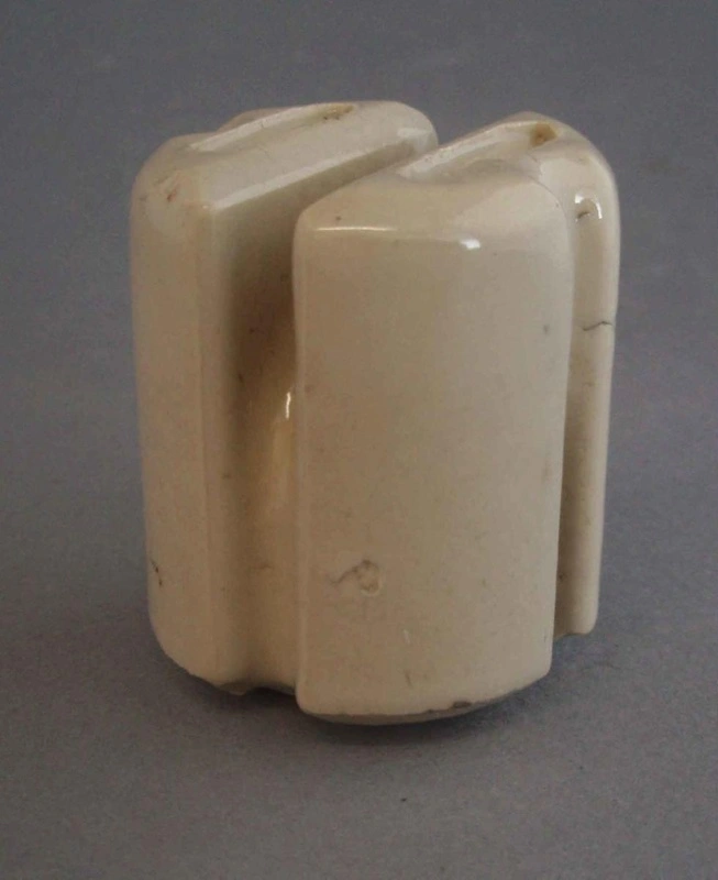 Electric fence wire tensioner