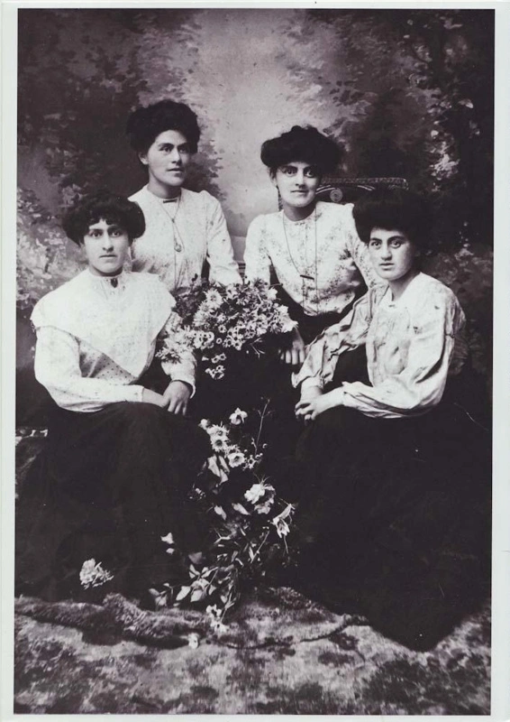 Photograph [Four Gourlay Sisters, Tuturau]