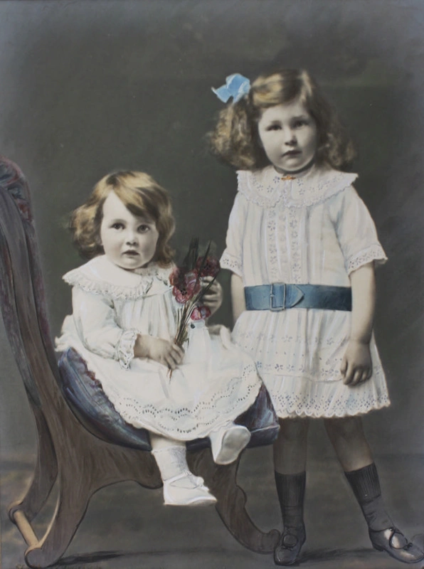 Photograph [Agnes and Elizabeth Taylor]