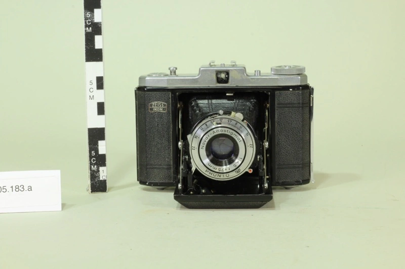 Zeiss Ikon Nettar camera and case