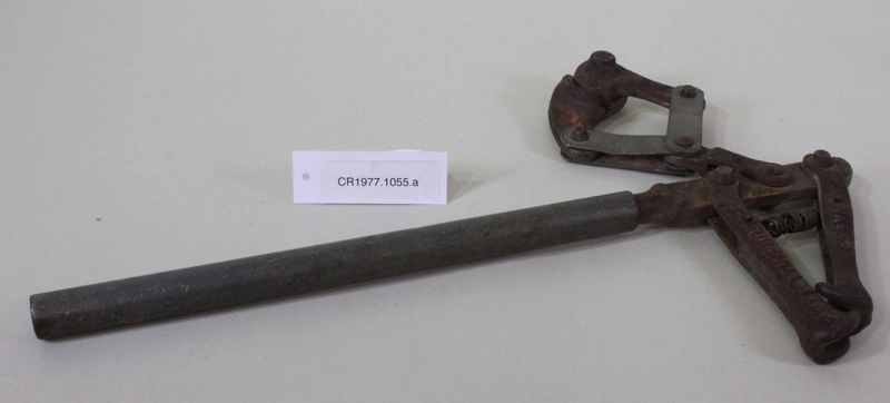 Wire strainer with chain