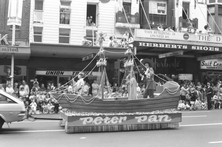 Farmers Santa Parade, Queen Street, 1972