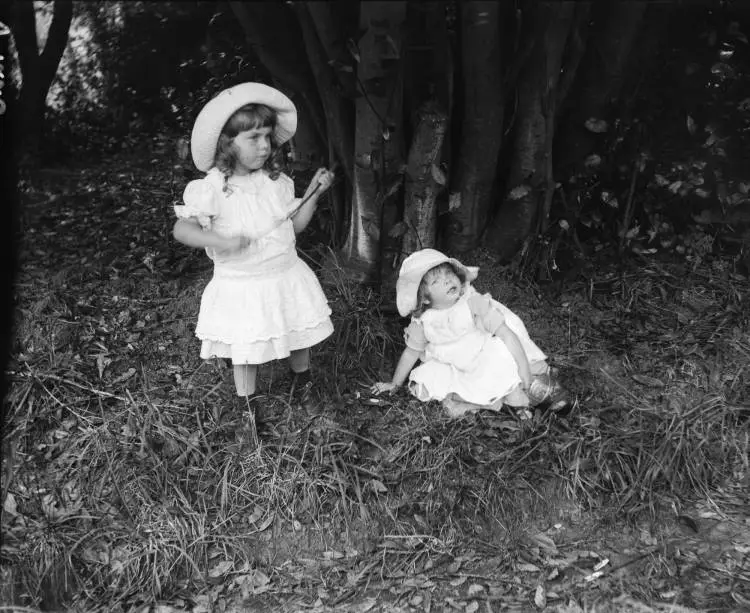 Geoffrey and Cedric de Montalk at Vallombrosa, Remuera, 1906