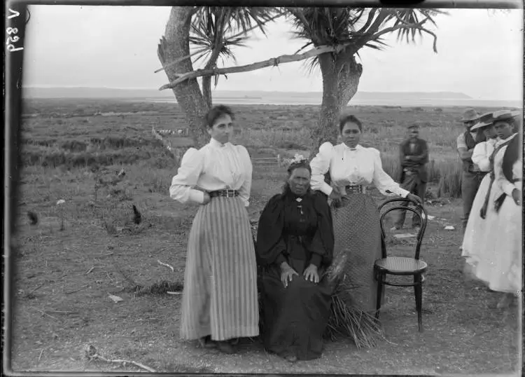 Kataraina Te Koni and granddaughters, Paua, 1897