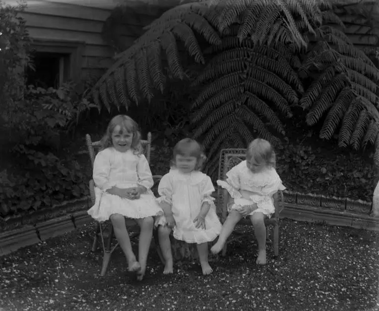 Hubert Vaile's daughters at Rosevale, Remuera, 1910