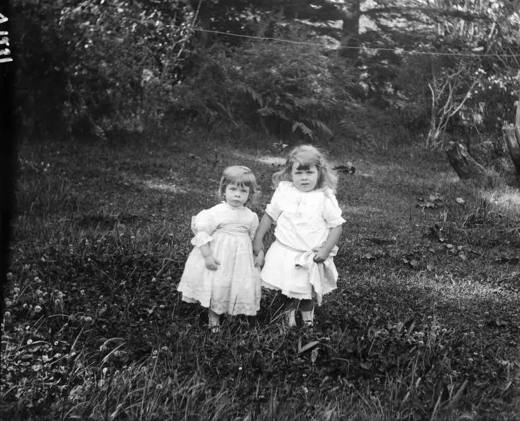 Cedric and Geoffrey de Montalk at Vallombrosa, Remuera, 1906