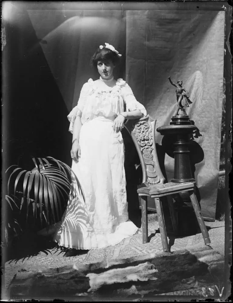 Evelyn Vaile in the garden of The Avenue, Karangahape Road, 1905