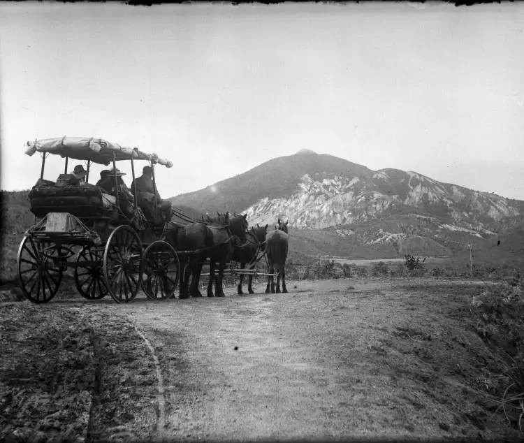 Travellers on the Rotorua to Taupo Road, 1907