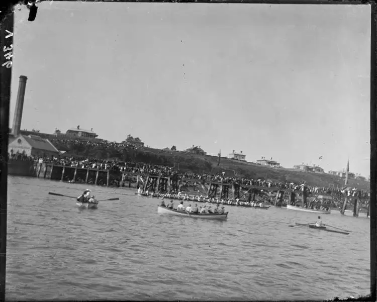 Waka racing, North Shore Regatta, Devonport, 1898