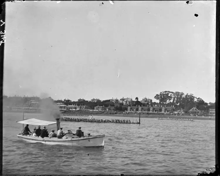 Waka racing, North Shore Regatta, Devonport, 1898