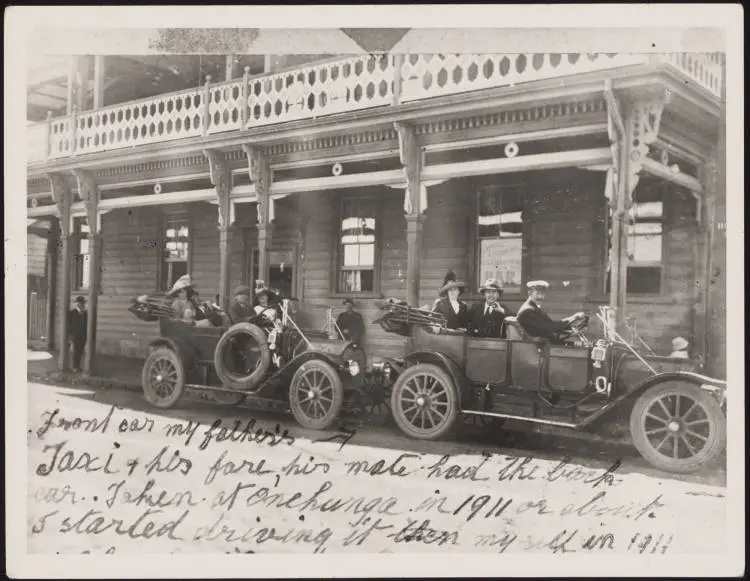 Taxis outside the Manukau Hotel, Onehunga, 1910s
