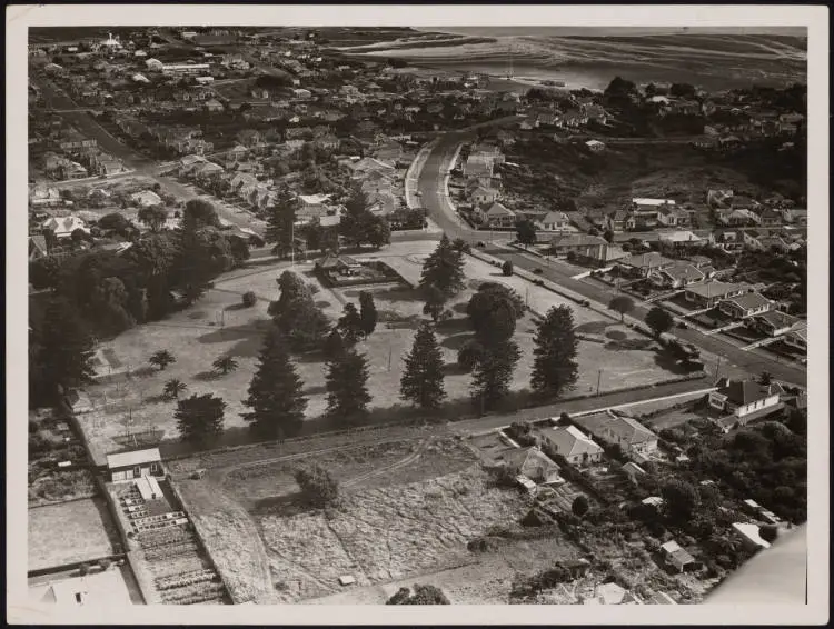 Aerial view of Jellicoe Park, Onehunga, 1950