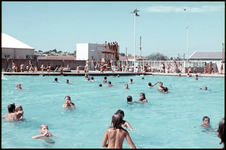 Onehunga War Memorial Pool, Jellicoe Park, 1974