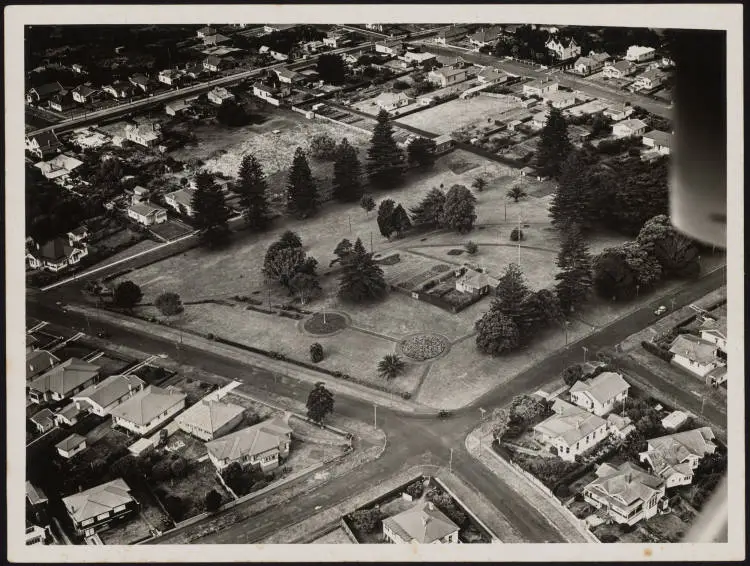 Aerial view of Jellicoe Park, Onehunga, 1950