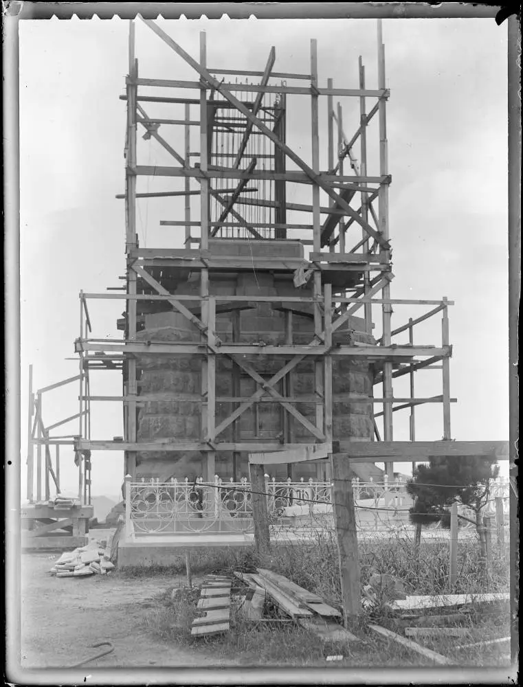 One Tree Hill obelisk, 1940