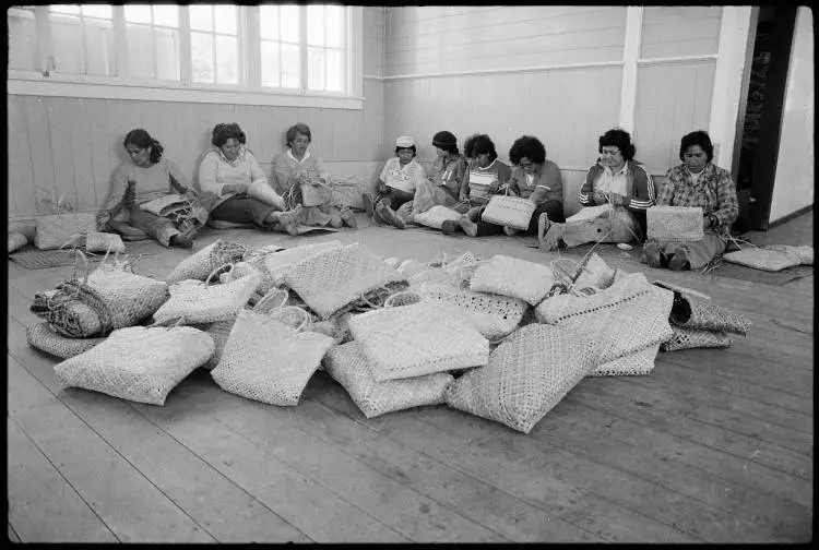 Women weaving kete, Te Hiku o te Ika marae, Te Hāpua, 1980