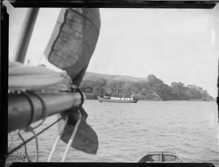 Ferry Pitoitoi sailing into Big Muddy Bay