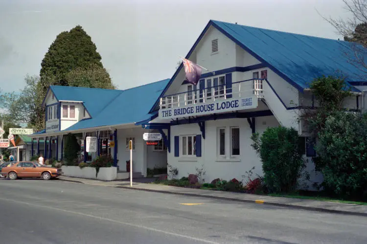 Bridge House Motor Inn in Elizabeth Street, Warkworth, 1987