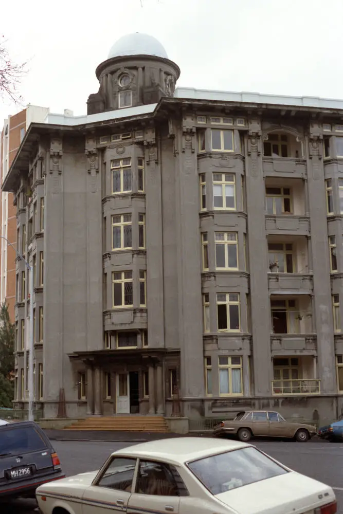 Courtville flats, Waterloo Quadrant, Auckland Central, 1986