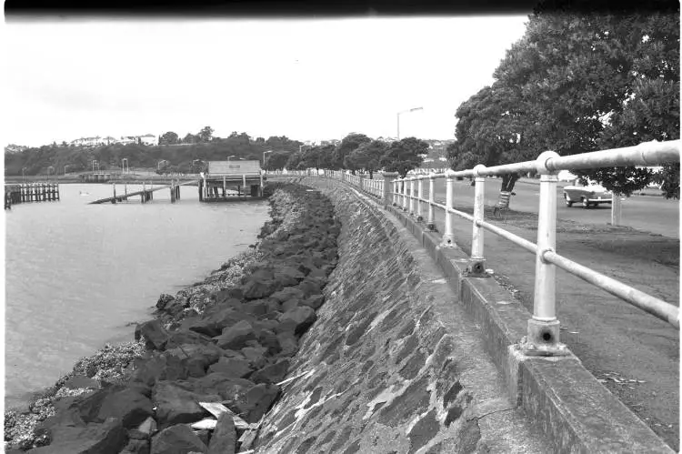 Tamaki Drive sea wall, Hobson Bay, 1961
