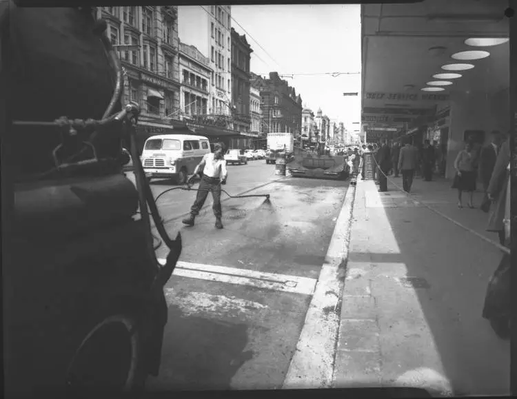 Resealing Queen Street, Auckland Central, 1960