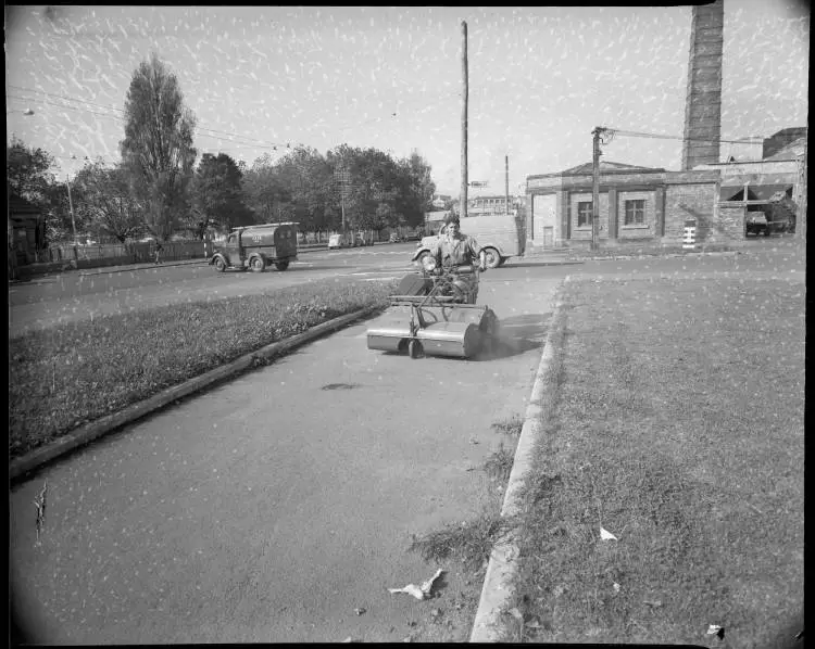 Street sweeping machine, Victoria Street, Auckland Central, 1956