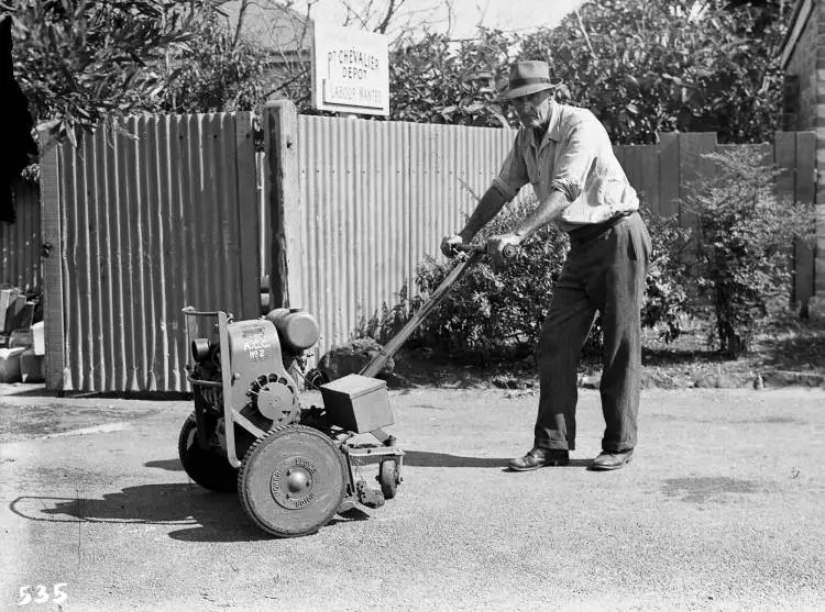 Line-marking machine, Point Chevalier