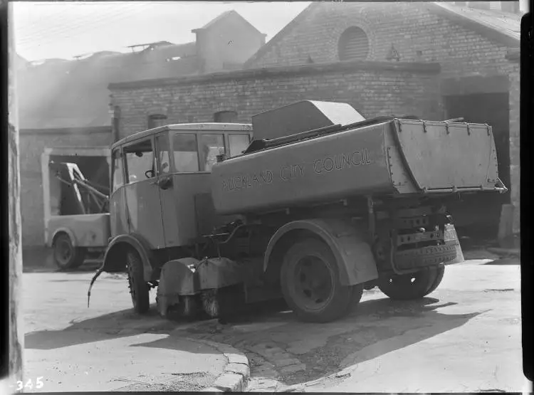 Street-sweeping truck, Drake Street, Auckland Central, 1949