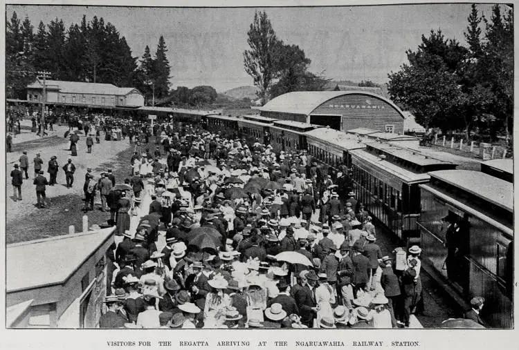 Visitors for the regatta arriving at the Ngaruawahia railway station