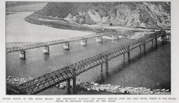SEVERE FLOODS IN THE SOUTH ISLAND: THE GREYMOUTH RAILWAY AND TARFFIC BRIDGES OVER THE GREY RIVER, WHICH IT WAS FEARED WOULD BE SERIOUSLY DAMAGED BY THE FLOOD
