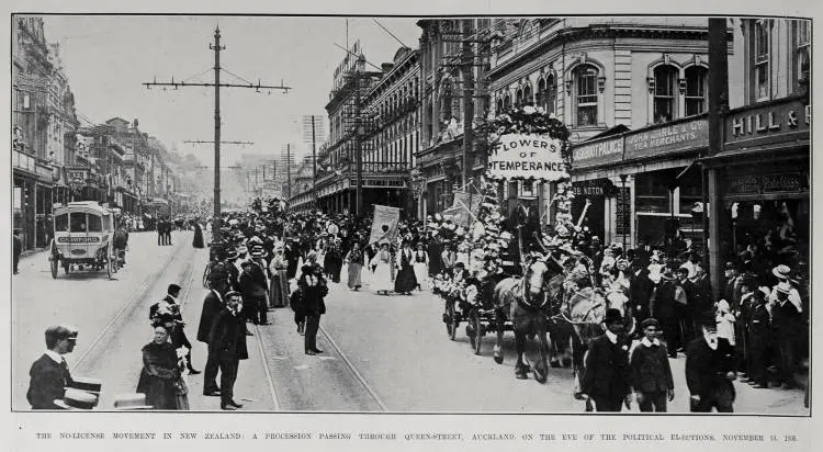 THE NO-LICENSE MOVEMENT IN NEW ZEALAND: A PROCESSION PASSING THROUGH QUEE-STREET, AUCKLAND, ON THE EVE OF THE POLITICAL ELECTIONS, NOVEMBER 14, 1908