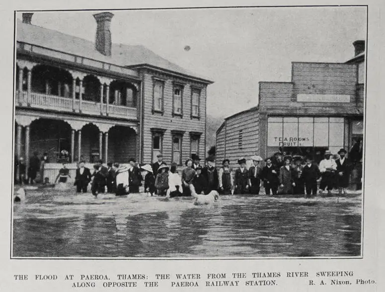 THE FLOOD AT PAEROA, THAMES: THE WATER FROM THE THAMES RIVER SWEEPING ALONG OPPOSITE THE PAEROA RAILWAY STATION