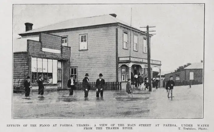 EFFECTS OF THE FLOOD AT PAEROA, THAMES: A VIEW OF THE MAIN STREET AT PAEROA, UNDER WATER FROM THE THAMES RIVER