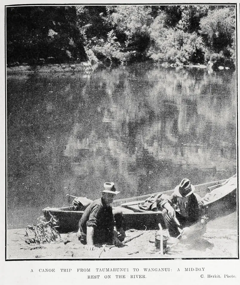 A canoe trip from Taumarunui to Wanganui: a mid-day rest on the river