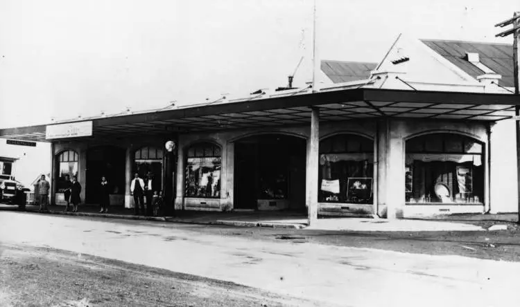 Bridgeway shops and cinema, Queen Street, Northcote Point.