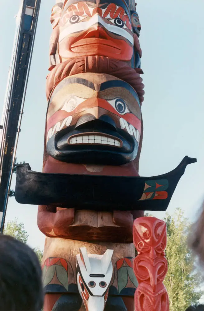 Erection of the totem pole at Awataha Marae.