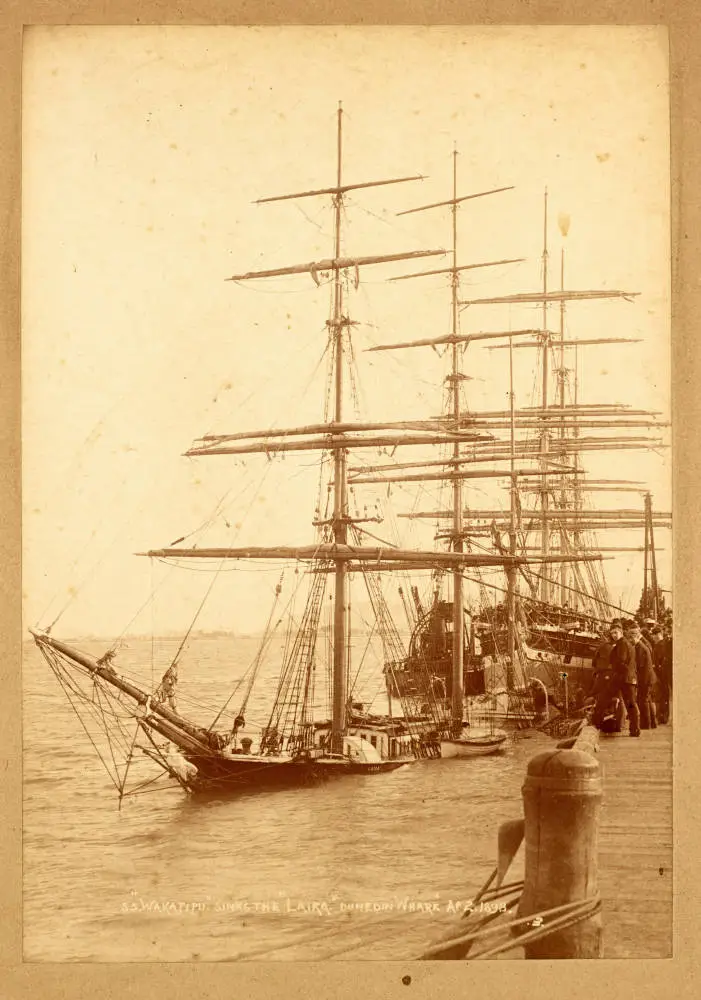 The Wakatipu sinks the Laira at Dunedin Wharf, 1898