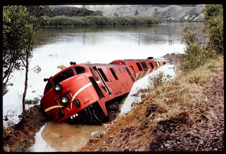 Railway accident at Taumarere, 1964