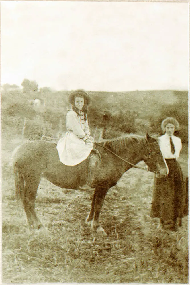 Esther and Ruth Horton, 1910