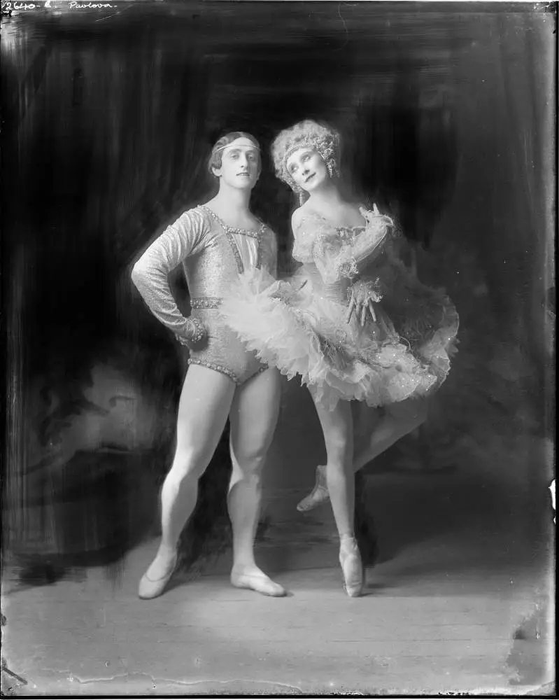 Madame Pavlova and a male dancer, 1926