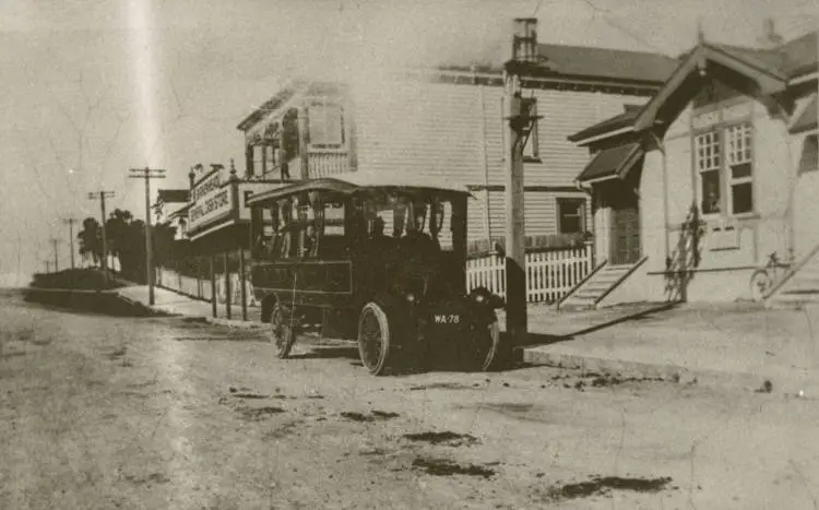 Len Foley's Albany bus outside Birkenhead Post Office.